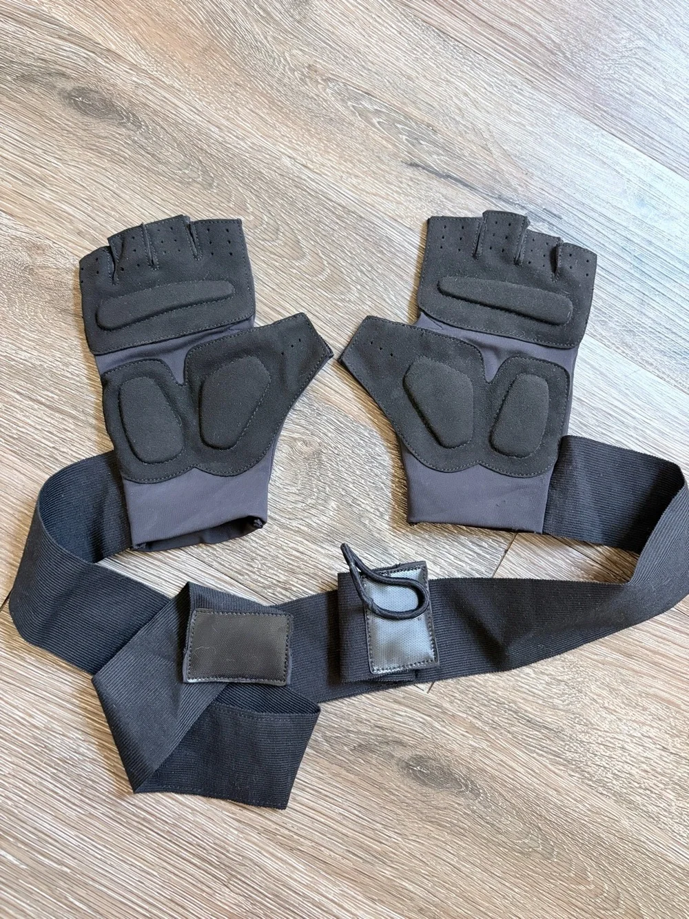 lululemon Black Fingerless Workout Gloves with Wrap Straps - size M/L